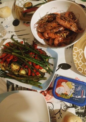 Una foto de Gambones a la plancha con verduras