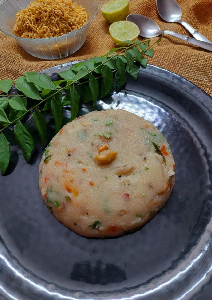 रवा उपमा (स्ट्रीट स्टाइल) (Rava upma / street style recipe in hindi) रेसिपी मुख्य फोटो