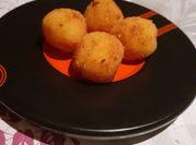 Una foto de bolitas de harina y queso