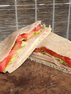 Una foto de Sandwich de pan árabe integral 🥪