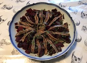 Une photo de Salade de betteraves rouges aux anchois marinés,persil et melfor