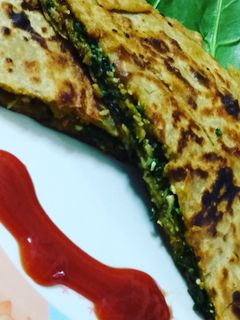 पालक पराठा (palak paratha recipe in Hindi) रेसिपी मुख्य फोटो