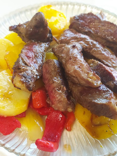 Una foto de Entrecot con patatas al azafrán