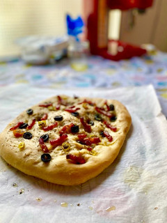 Una foto de Primera Focaccia de Aitor con bacon y olivas negras