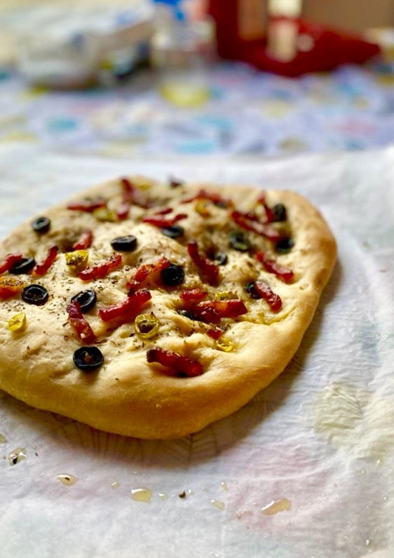 Una foto de Primera Focaccia de Aitor con bacon y olivas negras