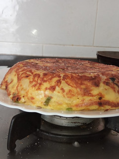 Una foto de Tortilla de patata con pimiento y cebolla