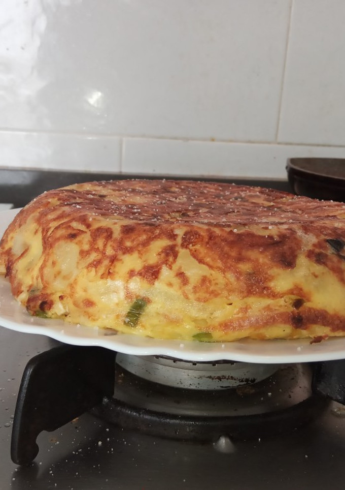 Una foto de Tortilla de patata con pimiento y cebolla