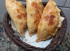 Una foto de Empanadas de pollo súper jugosas 🤩