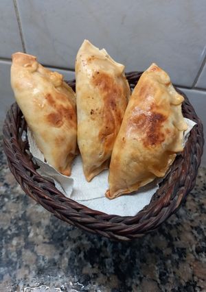 Una foto de Empanadas de pollo súper jugosas 🤩