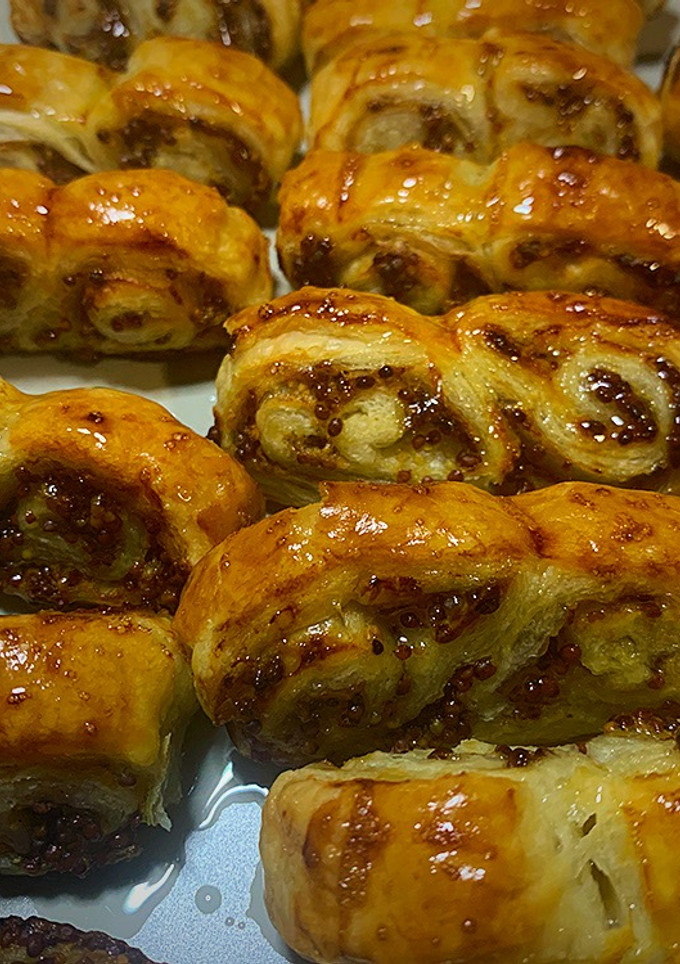 Una foto de Hojaldritos de mostaza y miel
