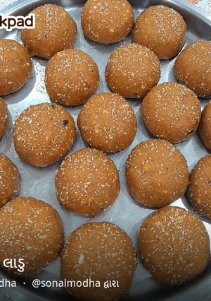 ચુરમા ના લાડુ (Churma Ladoo Recipe In Gujarati) રેસીપી મુખ્ય ફોટો