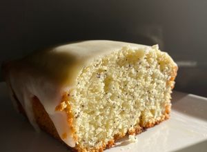 Una foto de Budín de limón y amapolas
