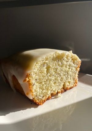 Una foto de Budín de limón y amapolas