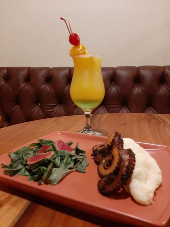 Receta Pulpo en salsa de chintextle con puré de papá y ensalada fresca,  que Muy delicioso