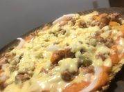Una foto de pizza con masa de calabacín
