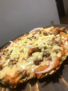 Una foto de Pizza con base de calabacín y avena