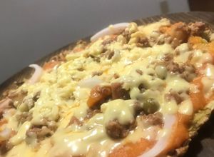 Una foto de Pizza con base de calabacín y avena