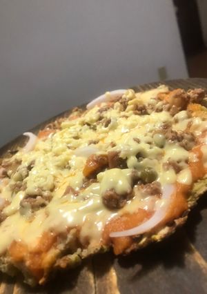 Una foto de Pizza con base de calabacín y avena