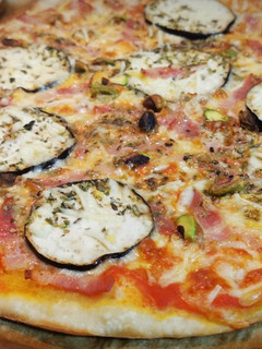Una foto de Pizza de Berenjena, Bacon y Pistachos