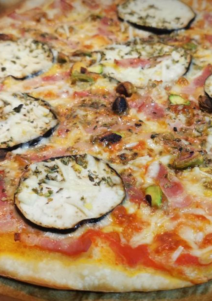 Una foto de Pizza de Berenjena, Bacon  y Pistachos