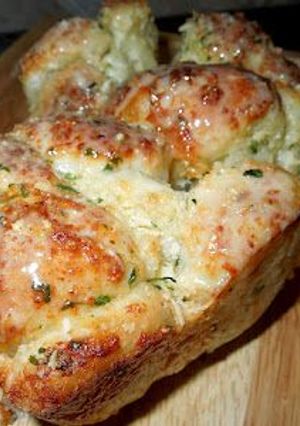 A picture of Garlic & Cheese Pull Apart Bread.