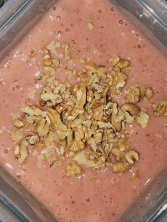 Una foto de Helado de banana, frutilla y nueces 🍧 (apto vegano)