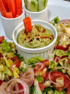 Una foto de SNACK De 🥕Zanahorias y Pepino🥒 con Tahine de Arvejas...!