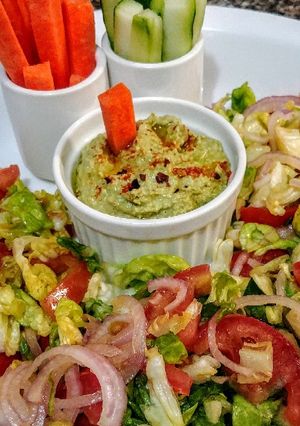 Una foto de SNACK De 🥕Zanahorias y Pepino🥒 con Tahine de Arvejas...!
