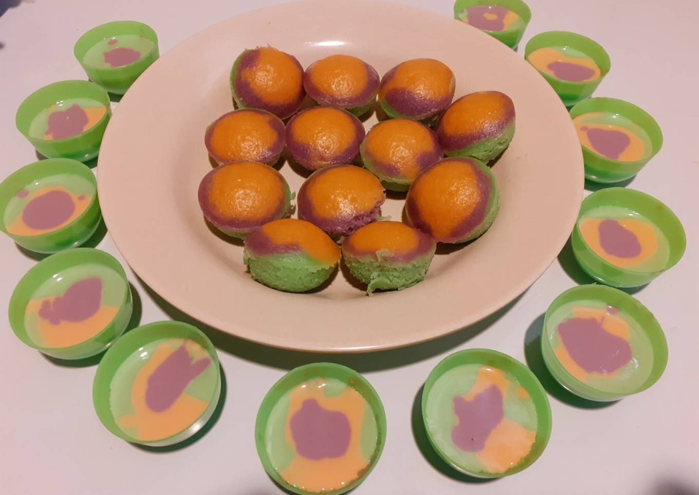 28. Kue Mangkuk Pelangi