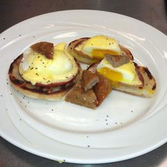 A picture of Eggs Benedict.