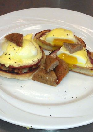 A picture of Eggs Benedict.