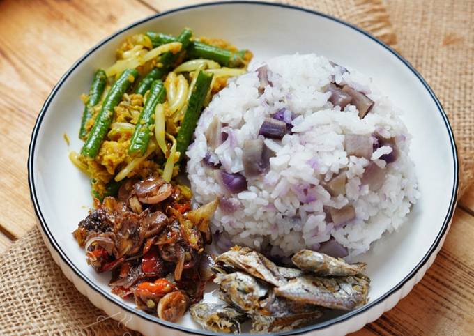 Nasi Sela Sambal Bongkot dan Urap Bumbu Genep