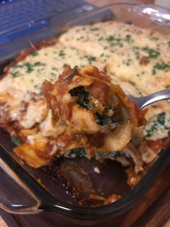 Una foto de Súper canelón relleno de espinaca, queso y ricota + salsa pomodoro y bechamel