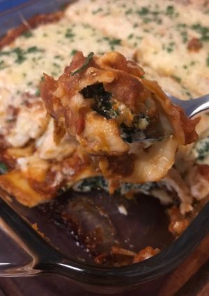 Una foto de Súper canelón relleno de espinaca, queso y ricota + salsa pomodoro y bechamel