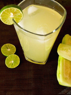 Una foto de Agua de limón con pepino