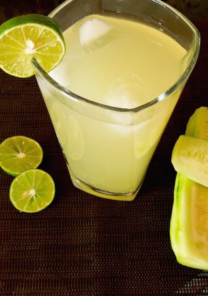 Una foto de Agua de limón con pepino