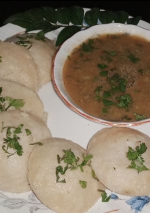 सूजी इडली (Suji Idli recipe in hindi) रेसिपी मुख्य फोटो