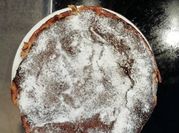 Una foto de tarta de queso con quesitos