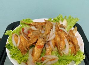 Hình của món Vây cá hồi chiên mắm me.