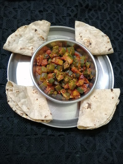 ભીંડા બટાકા નું શાક(Bhinda Bataka Shak Recipe In Gujarati) રેસીપી મુખ્ય ફોટો