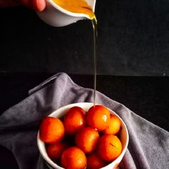 A picture of Gulab jamun.