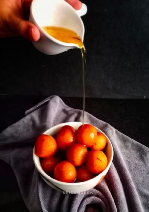 A picture of Gulab jamun.