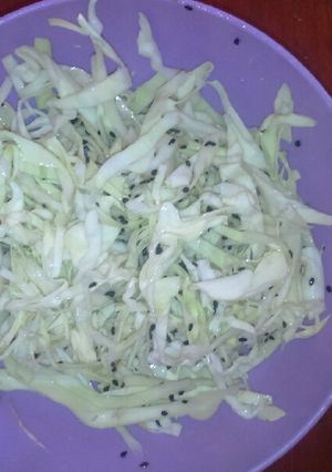 Una foto de Ensalada de repollo y sésamo