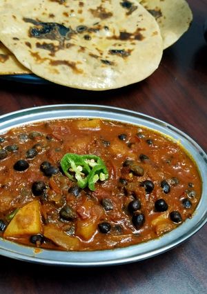 A picture of Chana aalu masala.