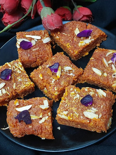 गाजर बर्फी (Gajar barfi recipe in Hindi) रेसिपी मुख्य फोटो