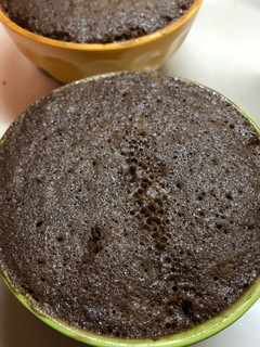 Una foto de Pastel de chocolate en taza y microondas