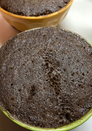 Una foto de Pastel de chocolate en taza y microondas