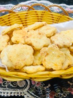 A picture of Crispy Cheese Crackers.