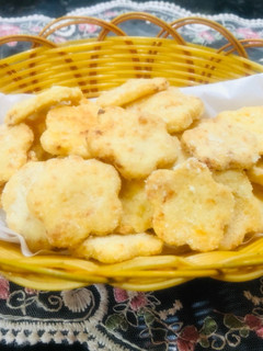 A picture of Crispy Cheese Crackers.
