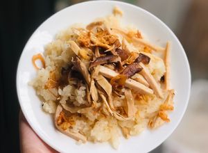 Hình của món Xôi gà nấm hương.